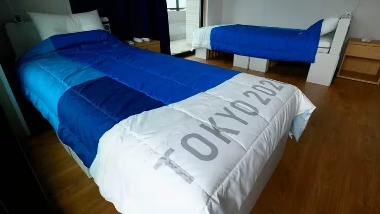 Camas anti sexo de cartón: la innovación en la Villa Olímpica de París 2024