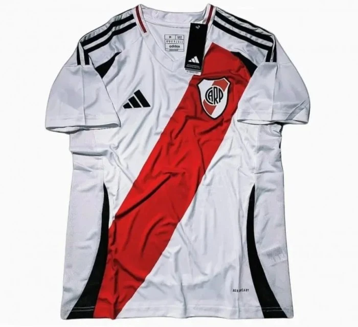 Así sería la nueva camiseta de Boca, parecida a la de River y con detalles naranjas