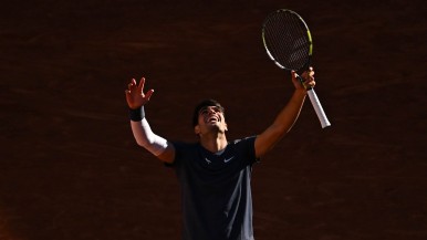 Charly Alcaraz va por su primer Rolanga: llegó a la final tras vencer a Jannik Sinner