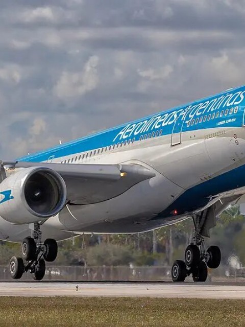 El Gobierno no descarta quitar Aerolíneas Argentinas de la lista de privatizaciones para que el Senado apruebe la Ley Bases