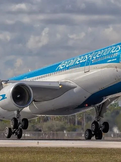 El Gobierno no descarta quitar Aerolíneas Argentinas de la lista de privatizaciones para que el Senado apruebe la Ley Bases
