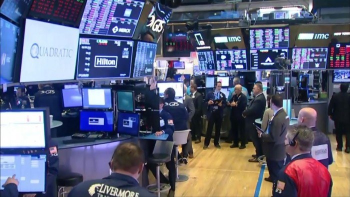 Cae el riesgo país, suben los bonos y las acciones argentinas se disparan en Wall Street