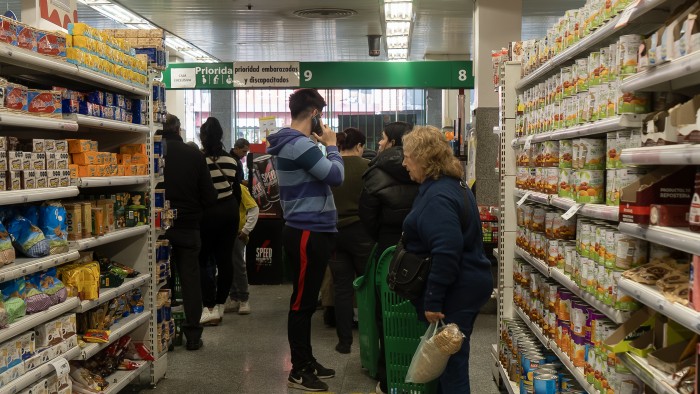 El consumo en supermercados y autoservicios cayó 12,5% interanual en junio