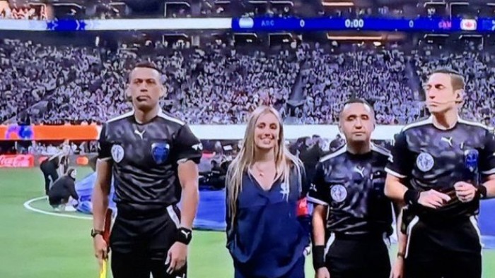¿Qué hacía Morena Beltrán junto a los arbitros en el primer partido de la scaloneta?
