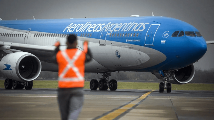 Aerolíneas echó a tres pilotos que se negaron a devolver un avión alquilado por directiva de su gremio