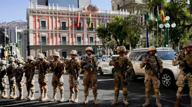 Bolivia: el general Zuñiga se retiró de la Plaza Murillo y los tanques vuelven a los cuarteles
