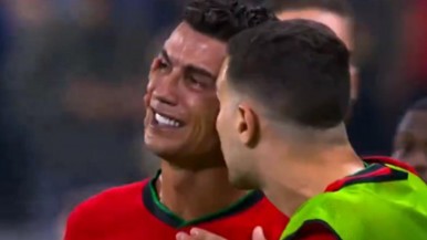 El desconsolado llanto de Cristiano Ronaldo tras errar un penal ante Eslovenia