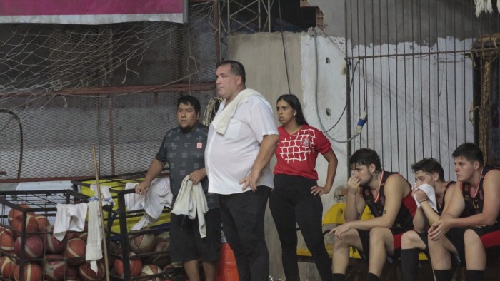 Francis Ruíz dejó de ser el técnico de San Martín en básquet