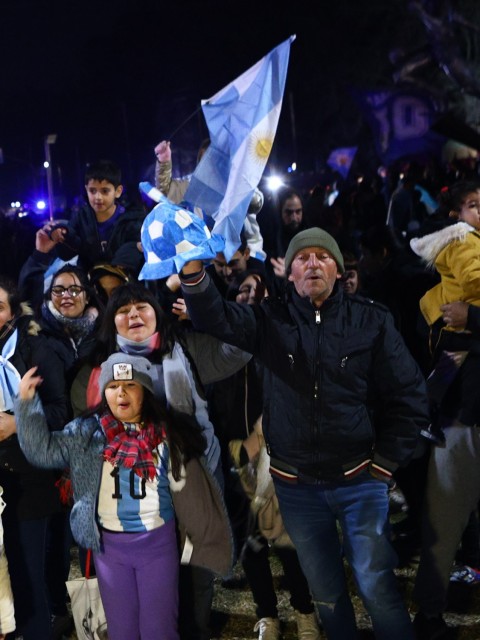 La Selección Argentina llegó al país y miles de hinchas esperan a los jugadores en el predio de Ezeiza