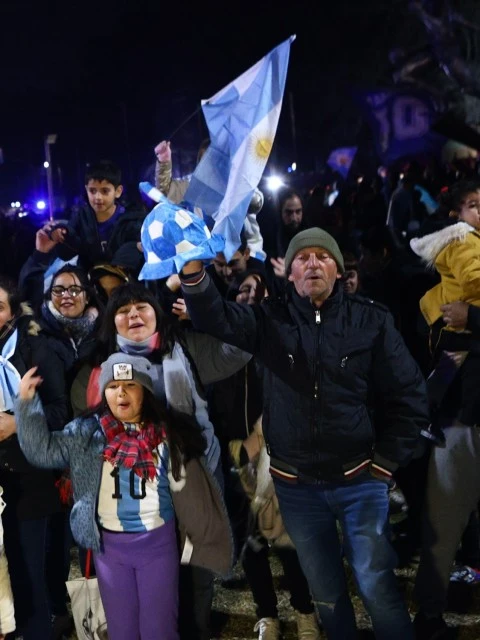 La Selección Argentina llegó al país y miles de hinchas esperan a los jugadores en el predio de Ezeiza