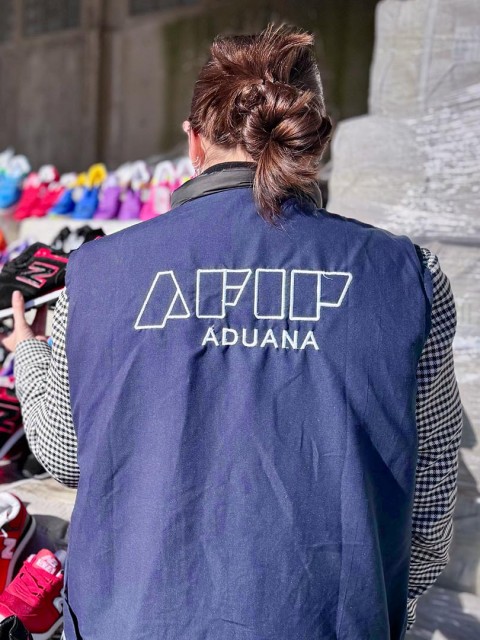 El Gobierno elimina los controles aduaneros para la importación de indumentaria y zapatillas