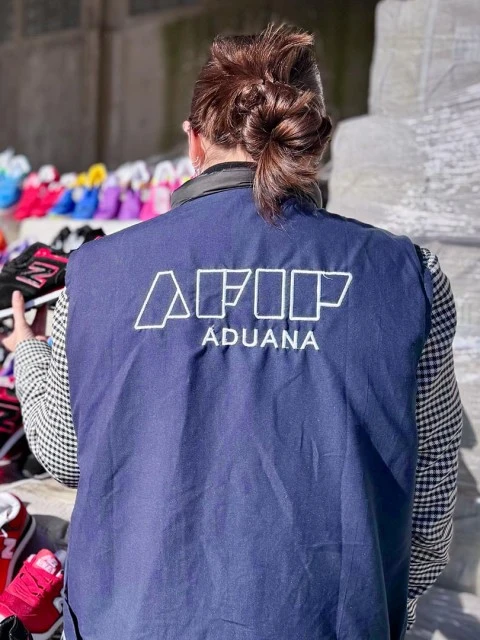 El Gobierno elimina los controles aduaneros para la importación de indumentaria y zapatillas