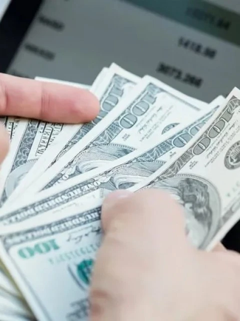 Tensión en el mercado: subieron los dólares financieros y el riesgo país y cayeron las acciones