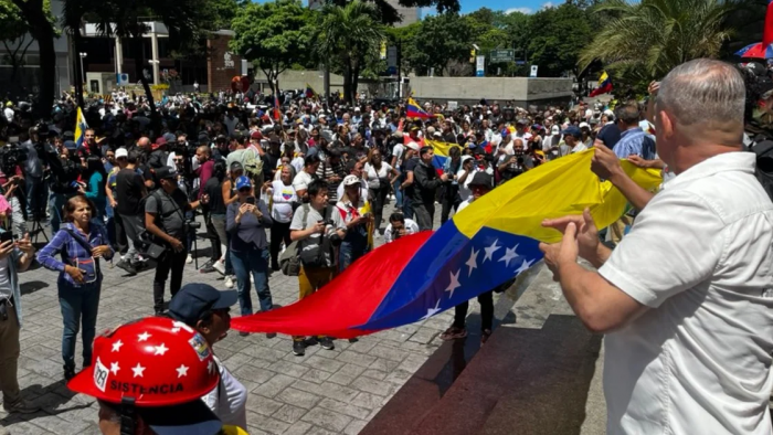 Machado frente a una multitud en la sede de la ONU: "No paremos, ya tenemos más del 84% de las actas"