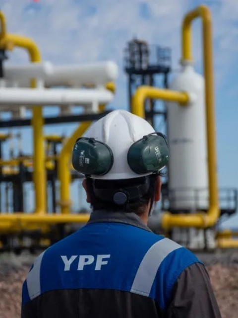 En un revés significativo para Kicillof, YPF decidió construir la planta de GNL en Río Negro