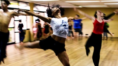 Clase abierta de biodanza con música de Gustavo Cerati en el Espacio Cultural Don Bosco