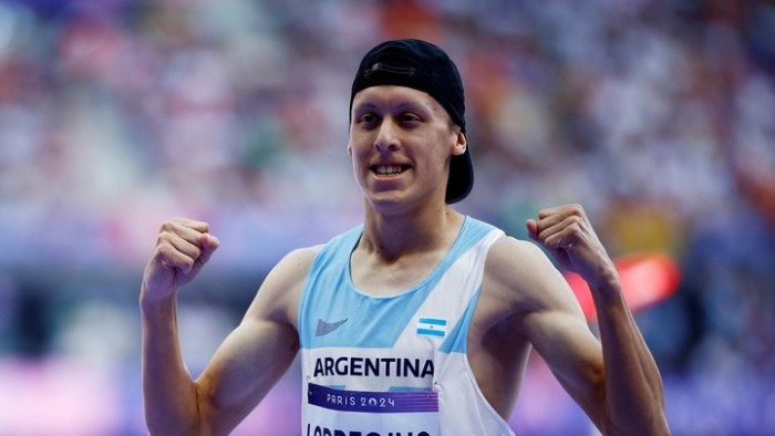 Elián Larregina se metió en semis de los 400 metros tras ganar una insólita carrera en París 2024