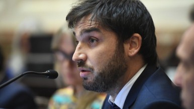 El gobernador de Chubut anunció la venta de mansiones de ex funcionarios condenados por corrupción