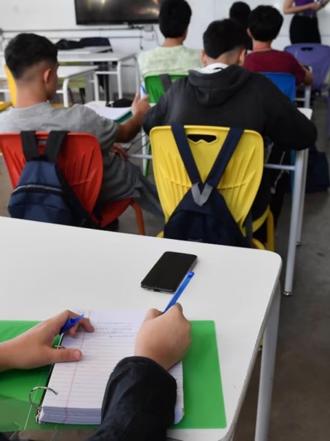 Falta de atención y aprendizaje: alumnos de primaria y secundaria no podrán usar el celular en clases