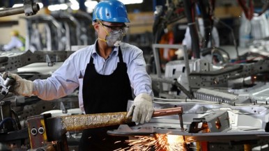 La actividad económica cayó 3,9% en junio y la constucción se desplomó más del 20% 
