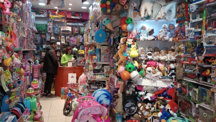 Juguetes y ropa en oferta: comerciantes a la espera de un milagro en el Día de la Niñez