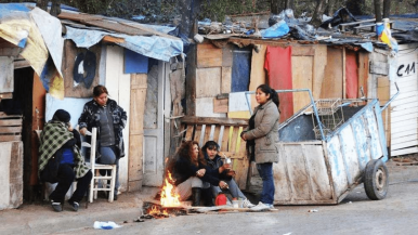 La pobreza alcanzó el 49,9% según la UCA: uno de cada tres hogares recorta gastos esenciales