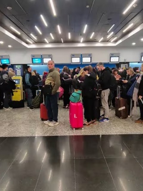 Ya son 6.500 los pasajeros varados por asambleas sindicales en Aeroparque