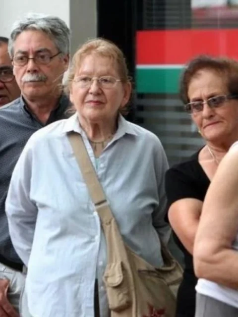 Desde que asumió Milei, la jubilación mínima cayó un 5% en términos reales
