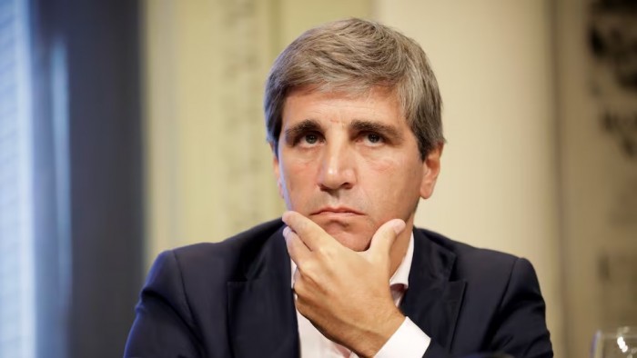 La deuda en pesos alcanza niveles récord y plantea nuevos desafíos para Caputo