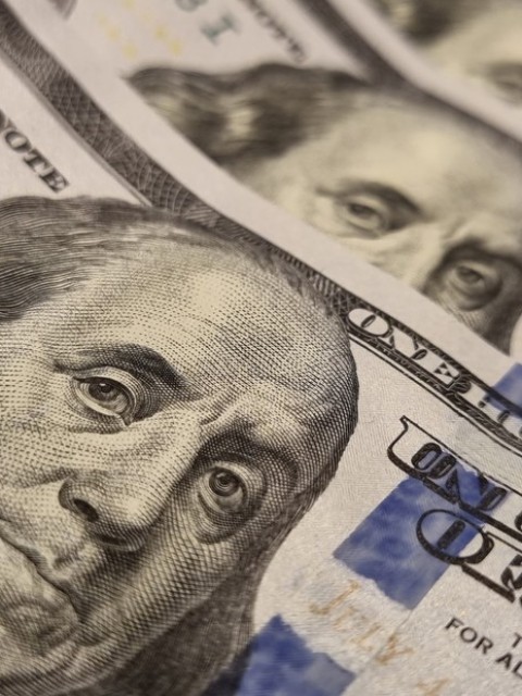 A cuánto cotiza el dólar este 26 de agosto: precios oficiales y del mercado callejero
