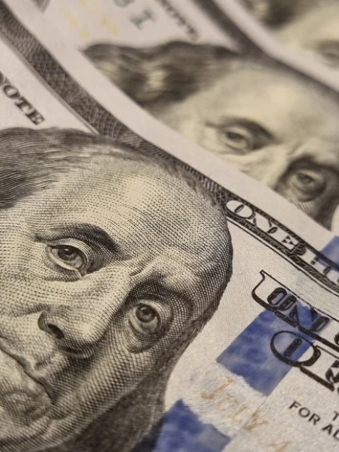 A cuánto cotiza el dólar este 26 de agosto: precios oficiales y del mercado callejero