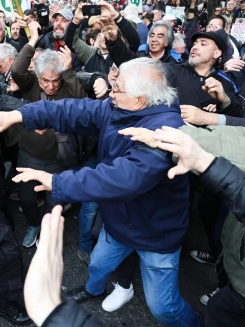 Brutal represión a jubilados que protestaban en contra del veto a la reforma