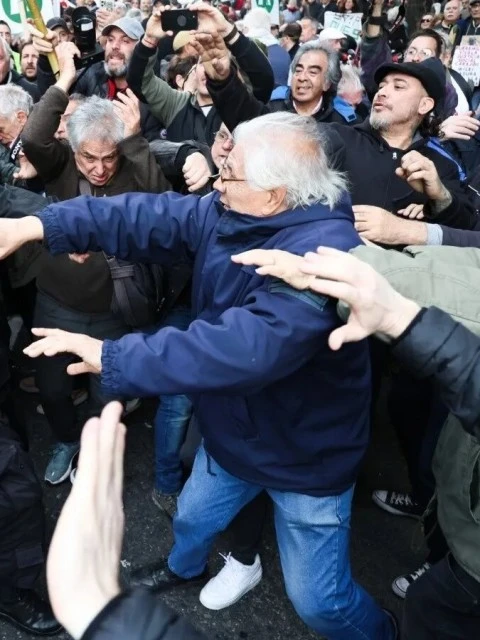Brutal represión a jubilados que protestaban en contra del veto a la reforma