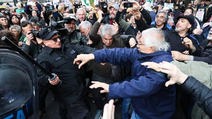 Brutal represión a jubilados que protestaban en contra del veto a la reforma