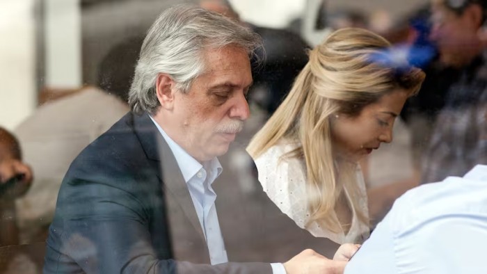 Alberto Fernández difundió los chats con su suegra