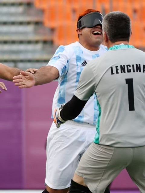 Perdió la vista de niño, vendía golosinas en la calle y hoy es el goleador del seleccionado de fútbol para ciegos