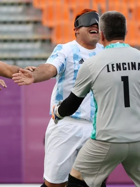 Perdió la vista de niño, vendía golosinas en la calle y hoy es el goleador del seleccionado de fútbol para ciegos