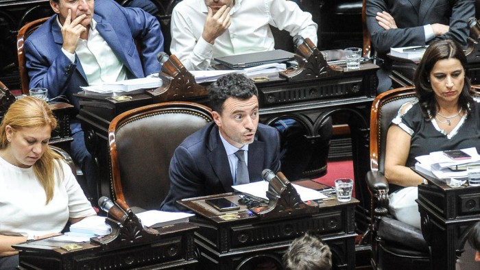 El oficialismo divide a los radicales para lograr el veto a la movilidad jubilatoria 