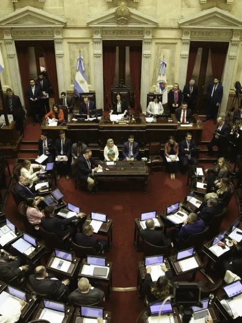 El oficialismo y la oposición se enfrentan por la suspensión de Parrilli y la Ficha Limpia