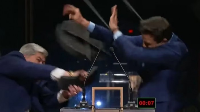 ¡Dale con la silla! Un candidato agredió a su rival en el medio de un debate