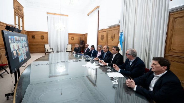 Francos y Caputo intentan calmar a los gobernadores tras el pedido de ajuste de U$D60.000 millones de Milei