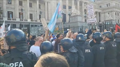 Protestas masivas en el Congreso: jubilados y trabajadores se enfrentan con la policía