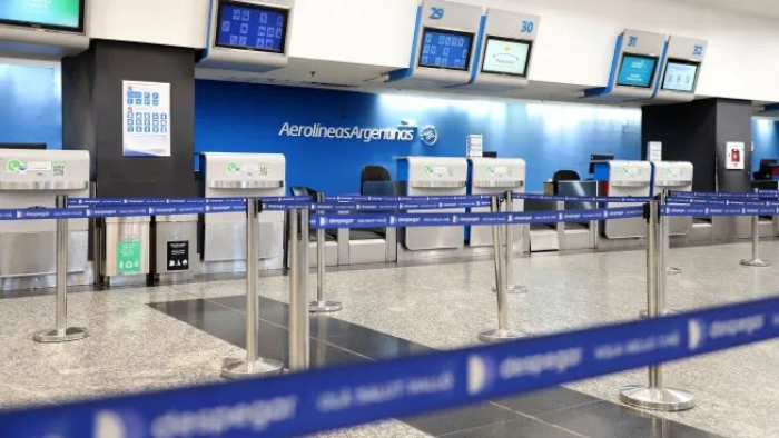 Aerolíneas Argentinas pospone la negociación salarial y los sindicatos se mantienen alerta