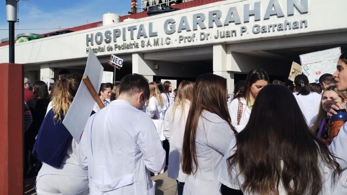 En medio del paro por una recomposición salarial, un trabajador del Garrahan se quitó la vida