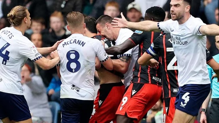 Escándalo en el fútbol inglés: un jugador mordió a un rival en pleno partido