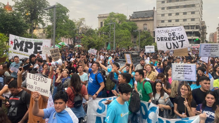Comenzó la marcha universitaria en Tucumán y todo el país