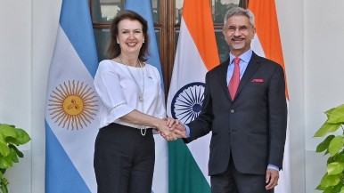 Mondino y otro paso en falso: sugirió que Argentina evaluaba ingresar a los BRICS y luego lo desmintió