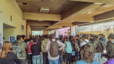 Filosofía y Letras se suma a la toma de facultades en rechazo al veto: "Están acabando con nuestros sueños"