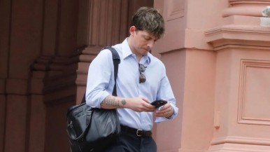 Santiago Caputo habría gastado más de $2800 millones en pauta y trolls a través del Banco Nación