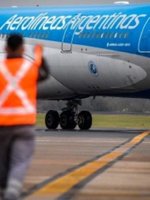 Milei apuesta por la privatización de Aerolíneas Argentinas y su entrega a los empleados